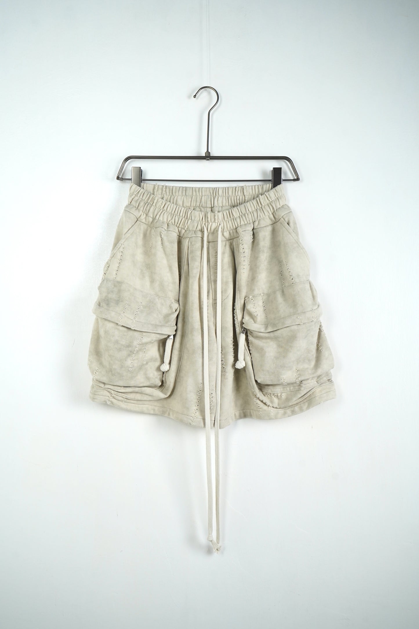 Pantaloncino cargo con abrasioni