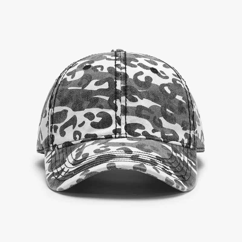 Cappello maculato con visiera
