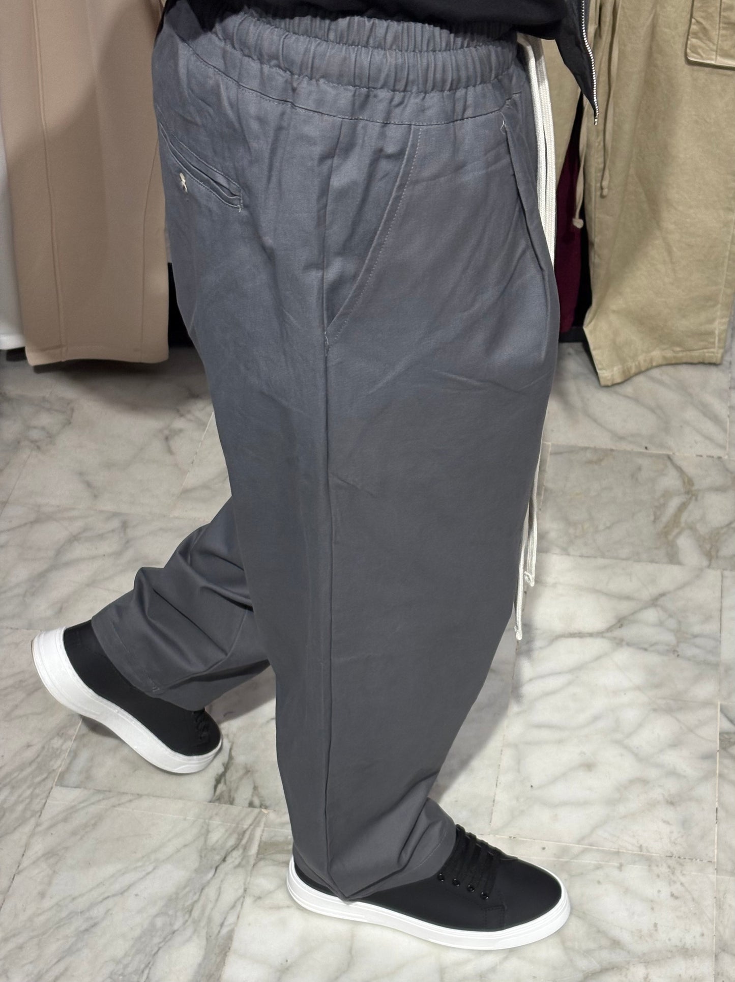 Pantalone con lacci grigio