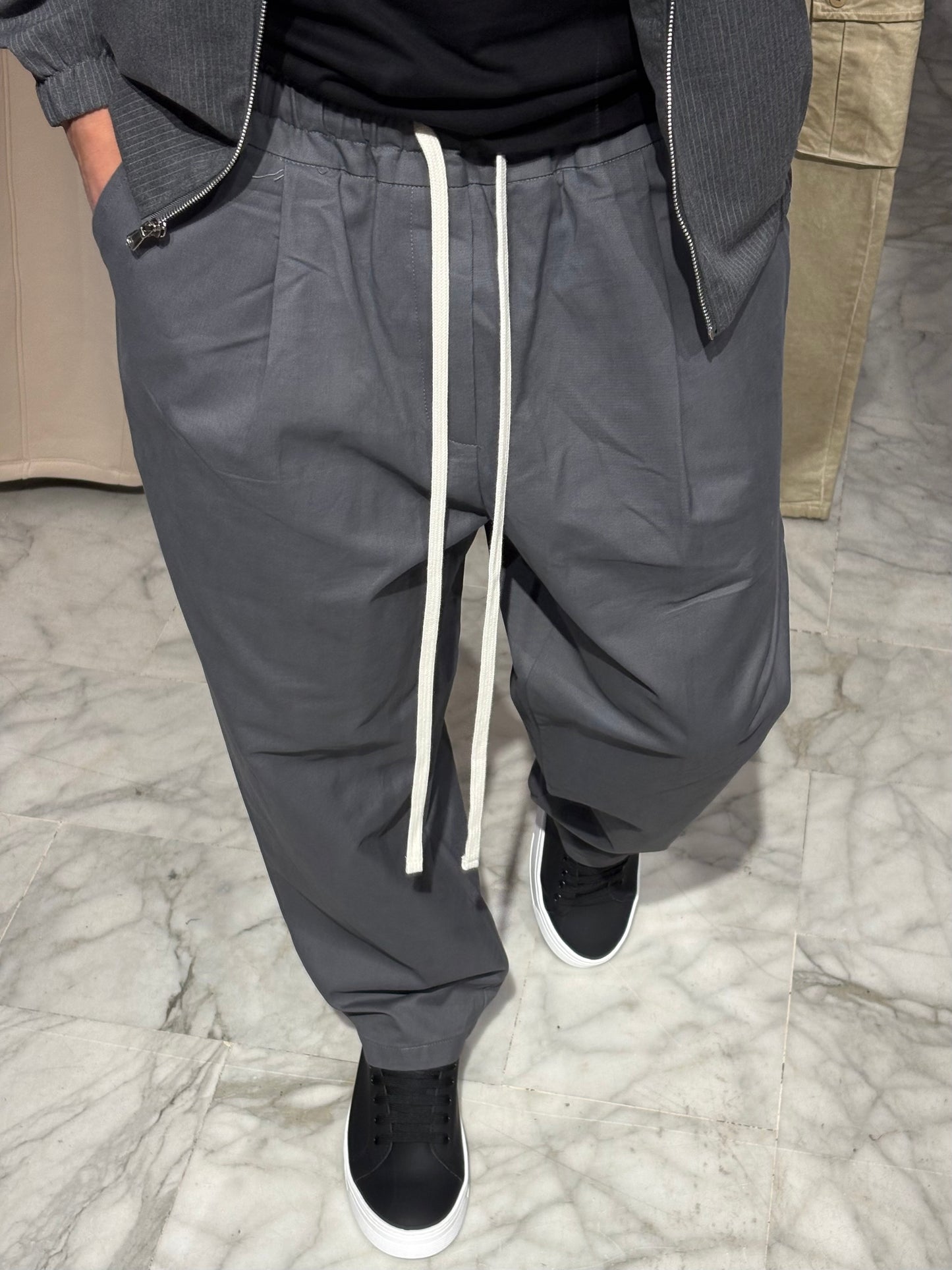 Pantalone con lacci grigio