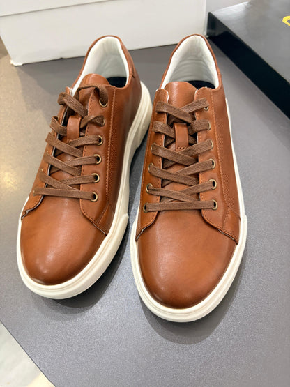 Sneaker Low-Top in Pelle Cognac con Dettagli Micro-Forati