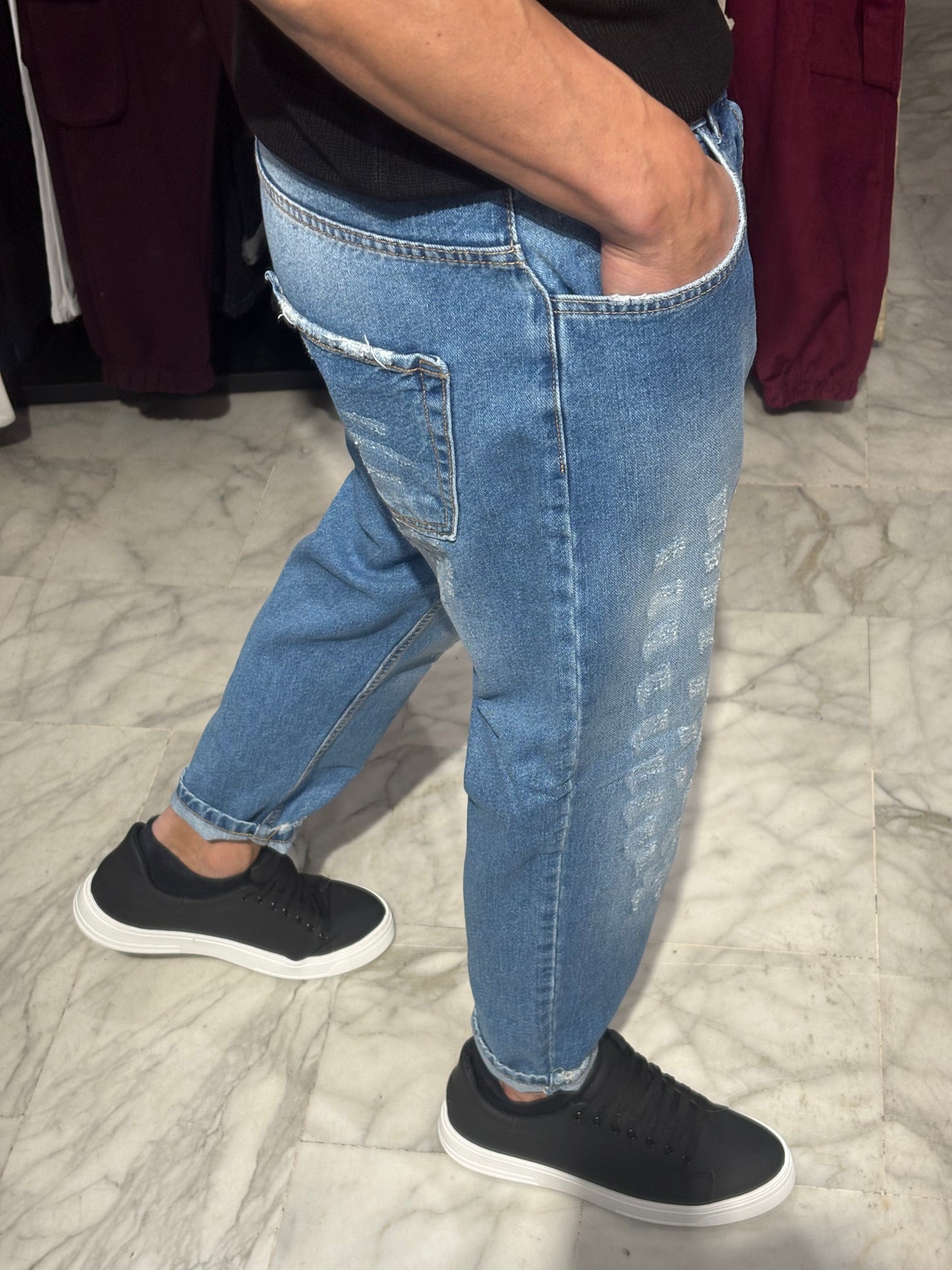 Jeans loose fit con abrasioni col.denim