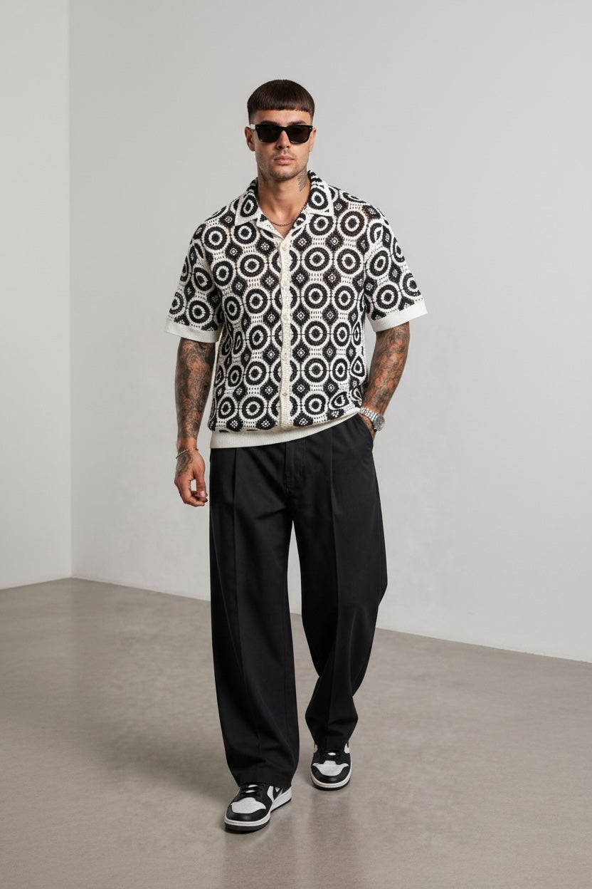 Modello indossa camicia GetOneStore-civitavecchia a maniche corte in crochet bianco e nero con motivo geometrico