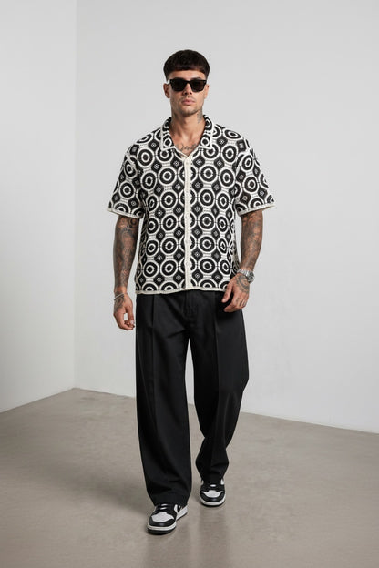 Modello indossa camicia GetOneStore-civitavecchia a maniche corte in crochet bianco e nero con motivo geometrico