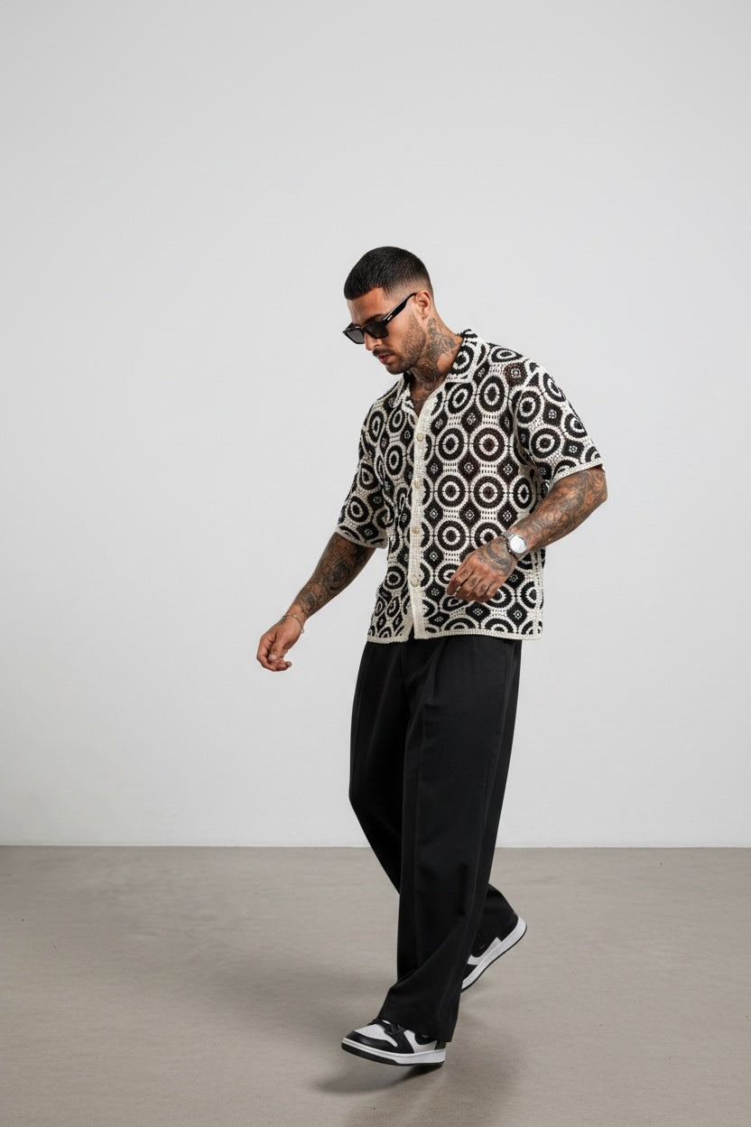 Modello indossa camicia GetOneStore-civitavecchia a maniche corte in crochet bianco e nero con motivo geometrico