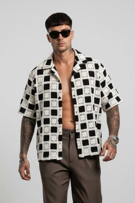 Modello indossa camicia GetOneStore-civitavecchia a maniche corte con motivo geometrico a scacchi bianco e nero