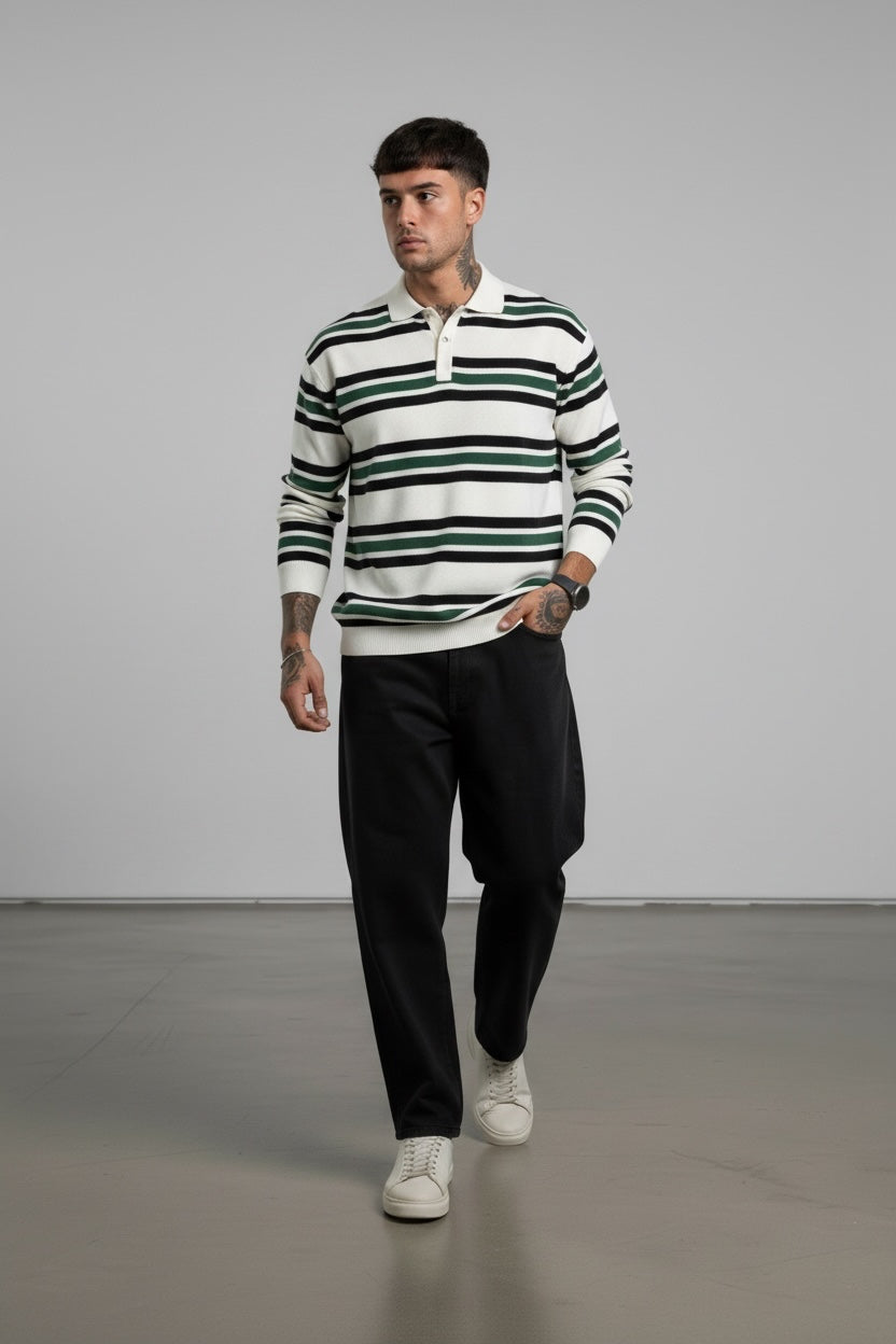 Modello indossa polo a maniche lunghe GetOneStore-civitavecchia a righe bianche, verdi e nere con pantaloni neri