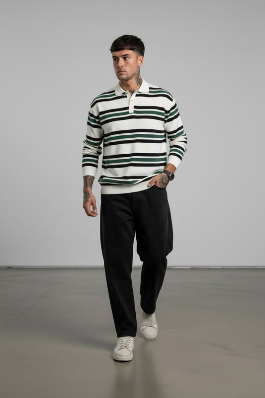Modello indossa polo a maniche lunghe GetOneStore-civitavecchia a righe bianche, verdi e nere con pantaloni neri