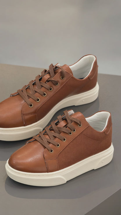 Sneaker Low-Top in Pelle Cognac con Dettagli Micro-Forati